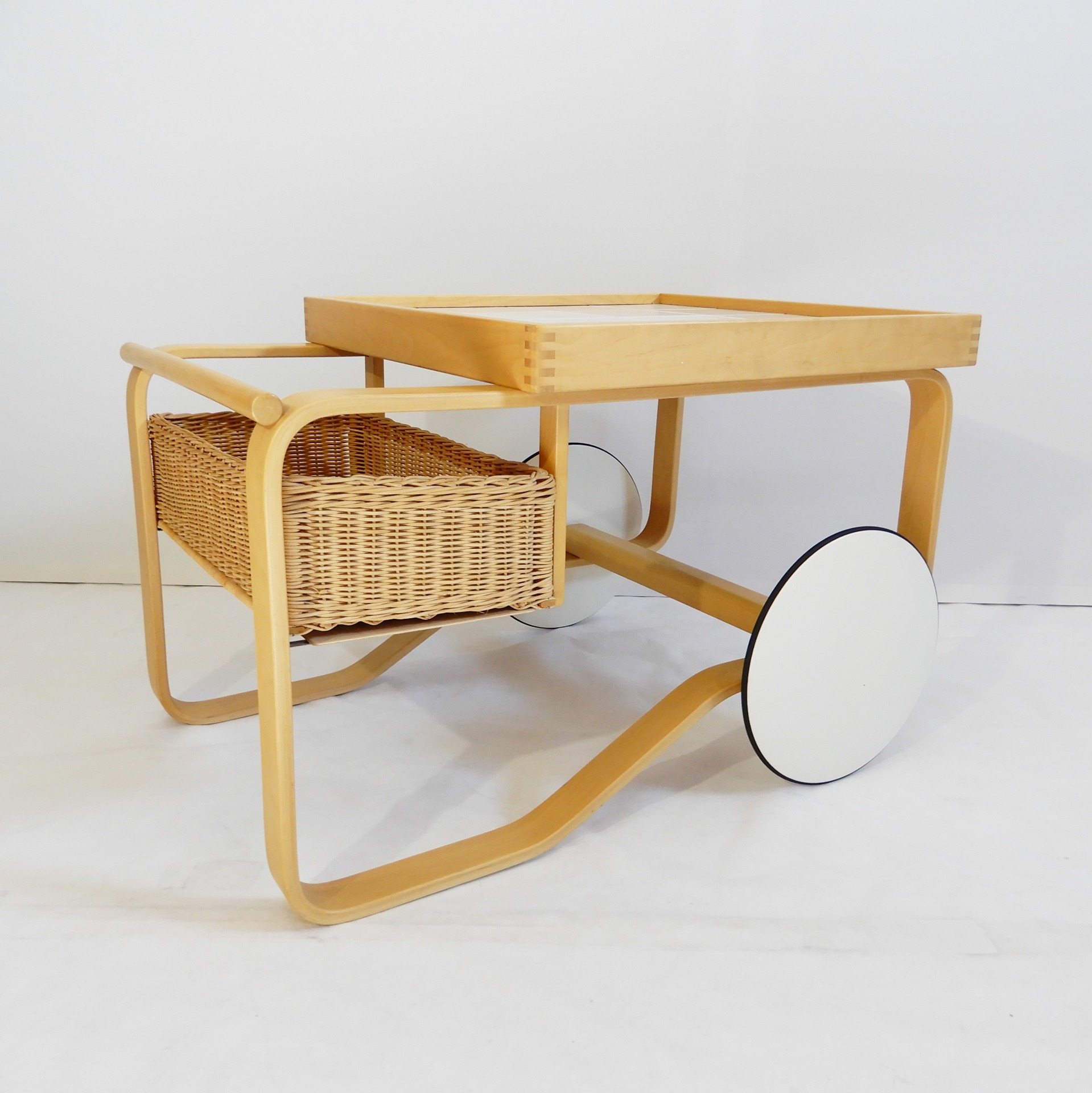 artek-tarjoiluvaunu-900